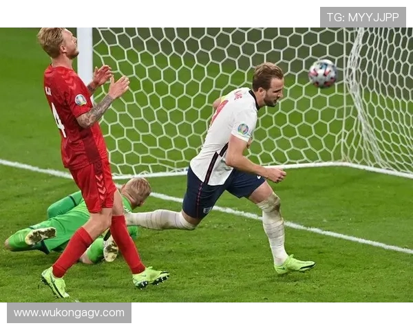 VAR判罚为何频遭争议？规则与实际应用的冲突解析