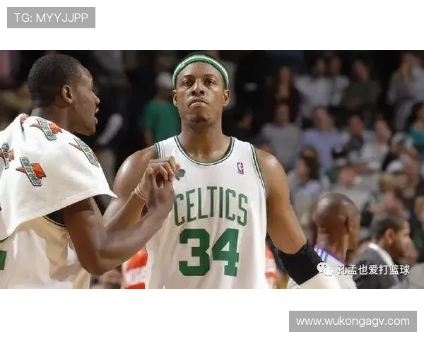 伯德利用高位策应与投射威慑牵制防守并优化绿军空间结构