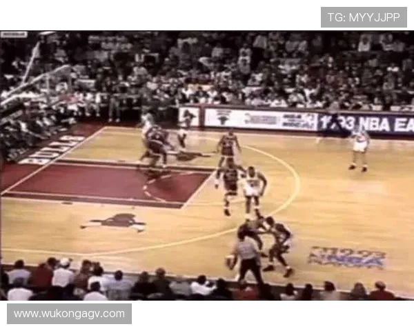 奥尼尔低位背打制造包夹，与约基奇拉开进攻空间