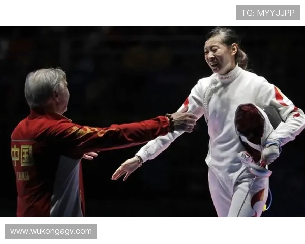 孙一文家里那个奖杯柜，比我家衣柜还满